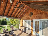 Private Finger Lakes Getaway with a Pool, Hot Tub, and Sauna, Timber Frame Porch Hotels in Conesus