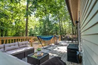 Cozy Arctic Getaway w/ Hot Tub near Bushkill Falls