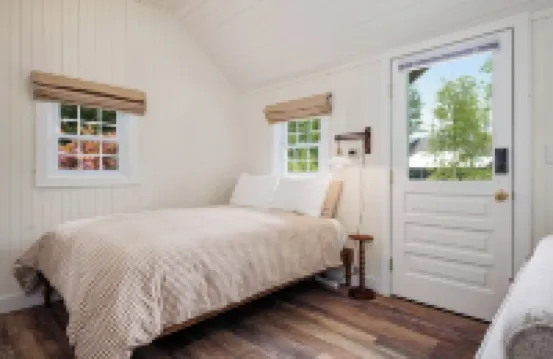 NEW cozy cottage a short walk to Northport and Lake Michigan!