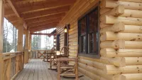 BEAUTIFUL & PEACEFUL LOG CABIN FIREPLACE, FIRE-PIT & HOT TUB