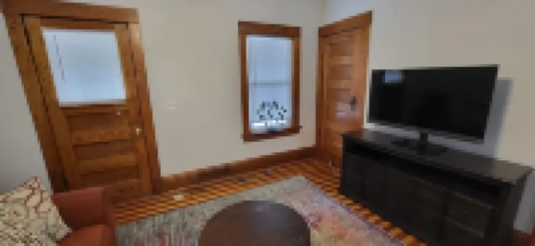 Point Central! - Bright, Simple Downtown Apartment