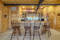 Ultra Peaceful Retreat! Large Cabin, 2 Masters on Main, Games & Lake! - Alphydda
