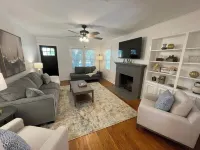 Charming, cozy cottage located 1/2 mile, or 3 min. walk to Kyle Field.