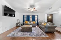 3 bed home with Luxury Hot Tub, Deck, Wifi and Arcade Games