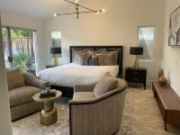 Beautiful Mid Centry light and bright remodeled home ! Healing with Bamboo and Stones周辺のホテル