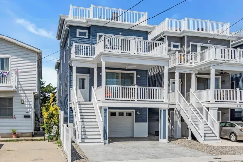 Top Flr Balcony w/ bonus room + wet bar, 2 blocks to beach, Linens/towels incl.
