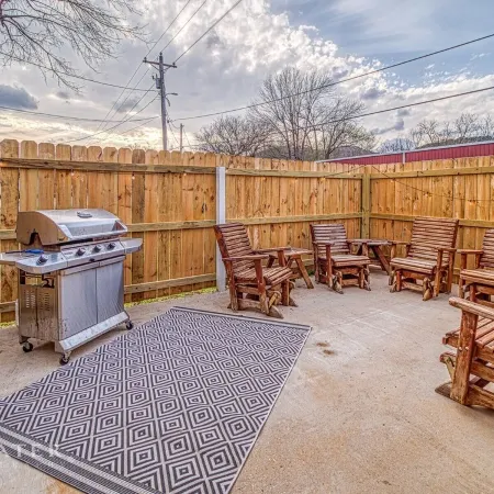 BrickHouse off the Square - Cozy 3 bedroom house