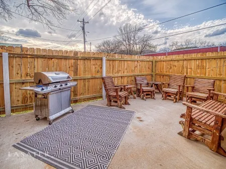 BrickHouse off the Square - Cozy 3 bedroom house