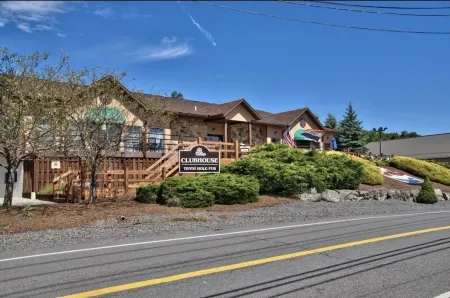 Summer is Here! Relax at Willow’s Place!  Kayaks, Canoes, Pedal Boat Included!