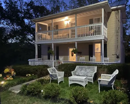 Amazing Location- Skiing Nearby, Hot Tub, TV & Huge Deck! Country Charm Inside! Hotels in Luray