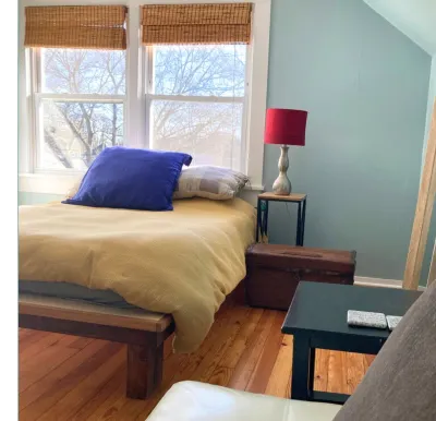 Sunny Blue Bungalow near Nashville in Historic Downtown Murfreesboro Walgreens附近的飯店