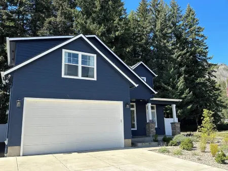 Custom-built Detroit Lake house -- walking distance to the lake and town!