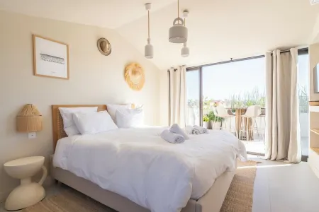 Villa Rénovée Avec Piscine et Amarrage, Dans Domaine Sécurité, Avec Plage à 5 mn Отели рядом с достопримечательностью «Camping Les Mûres»