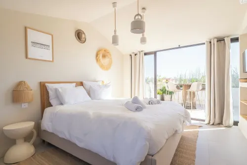 Villa Rénovée Avec Piscine et Amarrage, Dans Domaine Sécurité, Avec Plage à 5 mn