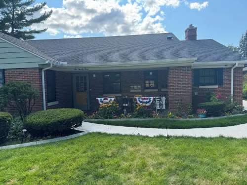 Marigold Inn ! Mid century renovated home! 1.2 mi from ND!!