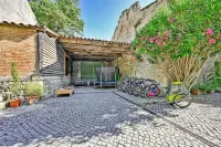 Superb Maison de Maître in Provence with infinity poolXXL and bicycles Chateau de Beaucaire附近的飯店