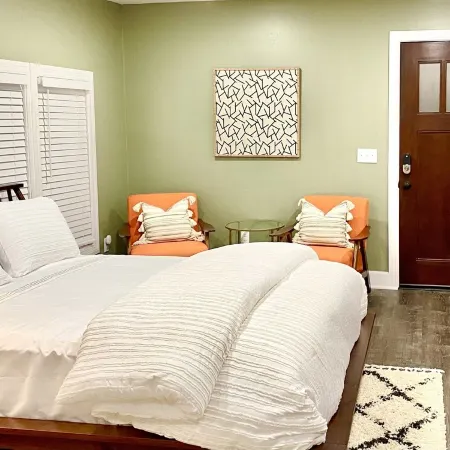 Modern Apartment on The Talimena Scenic Byway-walk to downtown