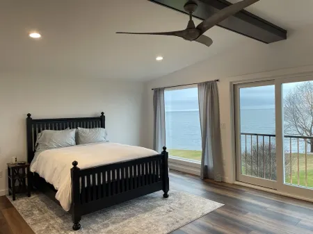 Spacious Bayside Retreat in Door County. All the views and not the traffic.