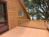 Private lakeside cabin with fire pit, GAME ROOM, kayaks.