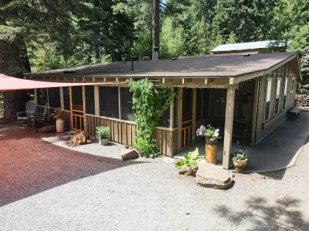 Upgraded Rustic Themed Retreat w/screened porch in Rocky Point. Отели рядом с достопримечательностью «Train Mountain Railroad Museum»
