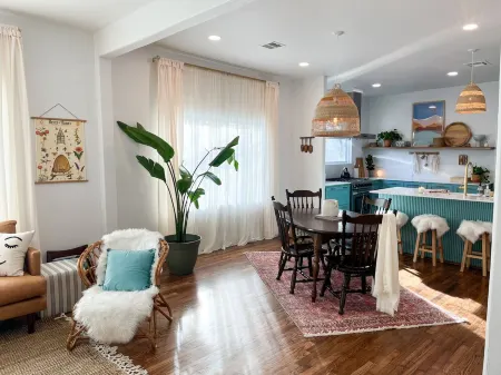 Bungalow walking distance to Norman's downtown Main Street Отели рядом с достопримечательностью «STASH»