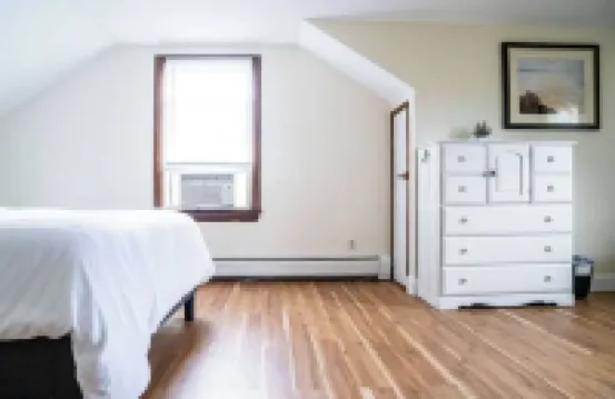 Balcony, Fully Fenced Yard, Sleep 4, Walk to Downtown