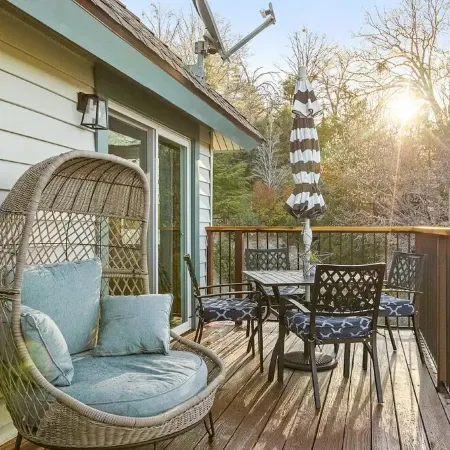 WOW! 4BR Cabin w/ EPIC Lake Views, Hot Tub, Lake Access. Arcade Games. Pets OK