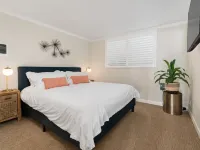 Poolside and Beachfront Remodeled Close to Everything! 索拉納海灘酒店