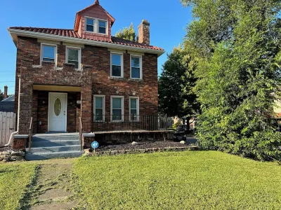 Castle style brick house with 2 car garage Hotels near Walnut Woods bird feeders
