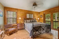 River Woods Retreat:10min to River, L2 EV, Hikes, 2 Fireplaces, Hottub, SP 10mi