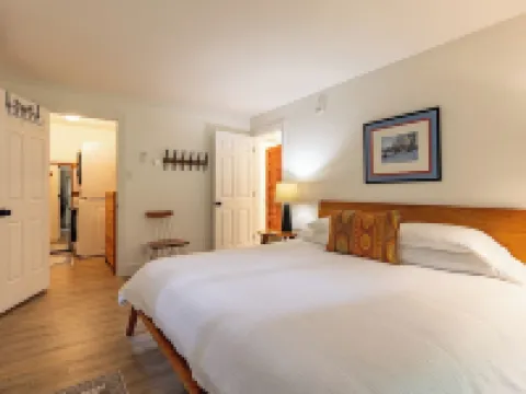 Vermont get-away end unit townhouse nestled in the trees Hotels in Quechee