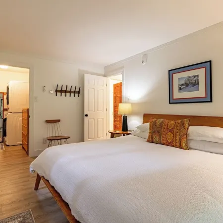 Vermont get-away end unit townhouse nestled in the trees Hotels in Quechee