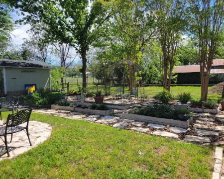 Carriage House - Historical District One Block off High Street Hotels in Comfort