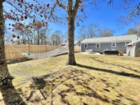 LUXURYBEACHHOUSE*walk2beaches*firepit/bikes/fencedyard/kingbed Hotels in Yarmouth