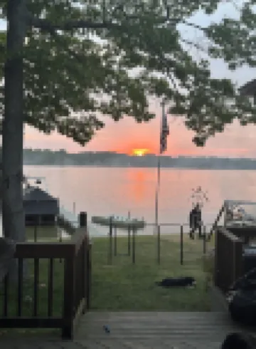 Cozy house on the lake with hot tub Hotels in Oscoda