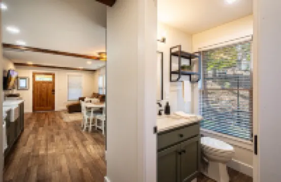Cozy 2 Br, 2 BA Cottage in Downtown Dahlonega!
