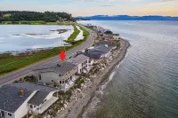 West Beach House - low bank waterfront, with 1 GB WIFI, WFH - NEW hot tub!