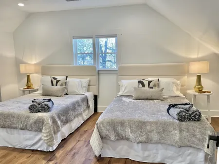 Phenomenal in Fuquay-Sleeps 11- Weddings, Pets, Minutes to High Grove Estates!!! Отели рядом с достопримечательностью «Samantha's Jewelry Design & Repair»