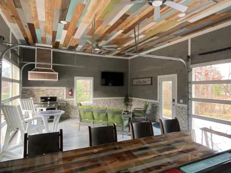 Custom built, private home on Castle Rock Lake -with boat slip Отели в г. Джермантаун