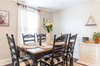 Dog friendly home - large backyard - gas fire pit - 5 mins to downtown or casino Hotels in Bristol