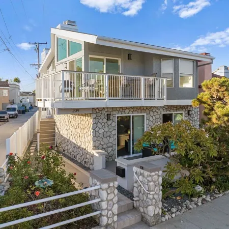 Remodeled beach house, 3-minute walk to sand, Main St. restaurants and shopping