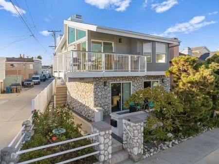Remodeled beach house, 3-minute walk to sand, Main St. restaurants and shopping