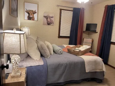 The Lazy Cow Inn  Sleeps 9+ Hotels near Hutchinson City Mall