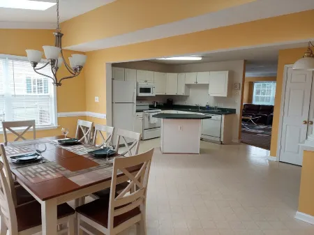 4 Bdr TH Near Historic Downtown Fredericksburg & Quantico Sleeps 8 more