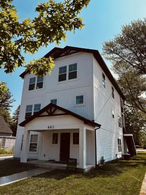 Dreamer: New Chic Modern Home 5 BR, 4.5 BA, Walk to beach, EV Charger, Peloton