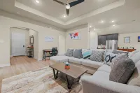 Entire Home in Denton, Texas. Centrally Located! Luxurious Home Away from Home! 덴턴 호텔