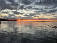 Relaxing, Lakefront & Roomy Great for fishing, duck hunting, & family gatherings