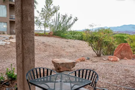 View, Pets OK, Pool, Hot Tub, Pickleball, Tennis, Basketball, Hike/Bike Trails