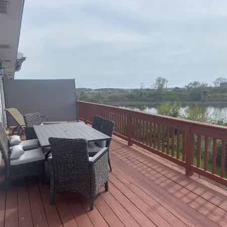 Waterviews and Walking distance to beach. Отели рядом с достопримечательностью «Маяк Пойнт-Джудит»