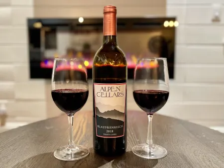 Trinity River Modern Farmhouse: Private Boat Launch, Fire Pit, outdoor games